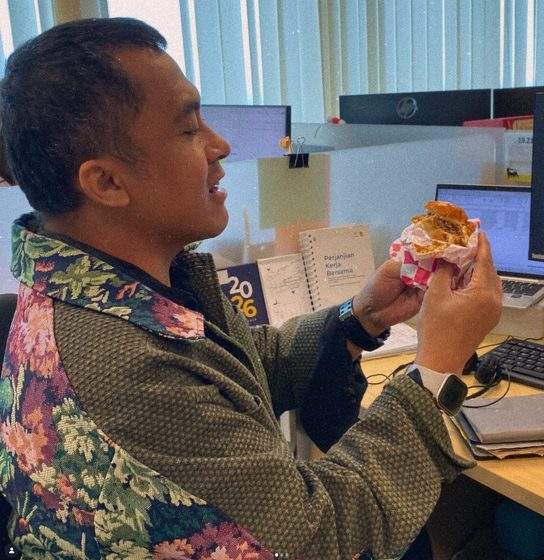 Enjoying a Sun•Sat burger at work